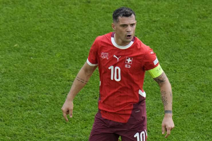 Xhaka e l'episodio del cellulare in campo