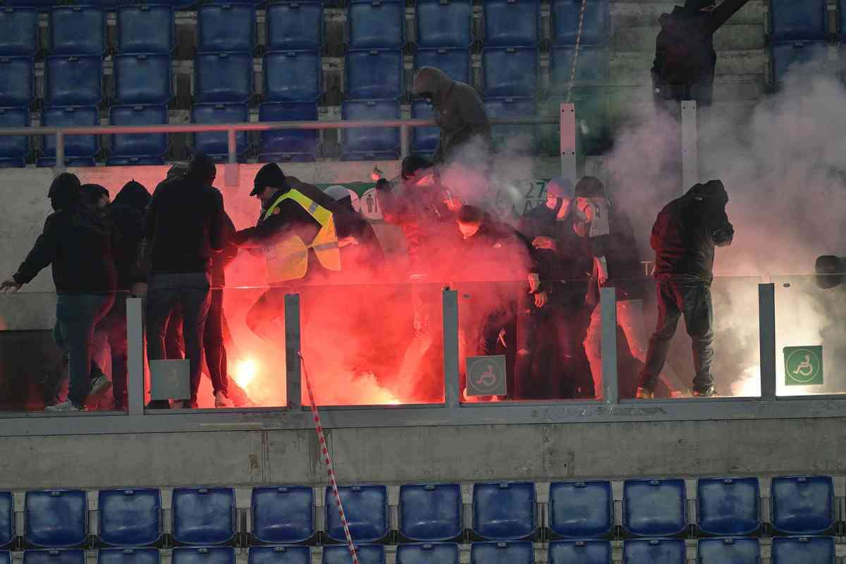 Sospeso il derby di Anversa, fumogeni in campo