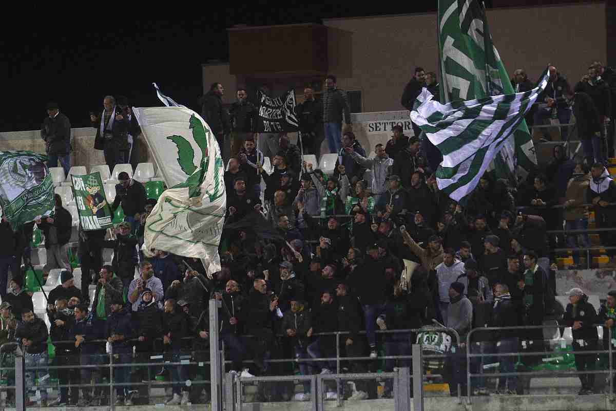 Incidente prima del match, due tifosi in gravi condizioni: la Curva lascia lo stadio