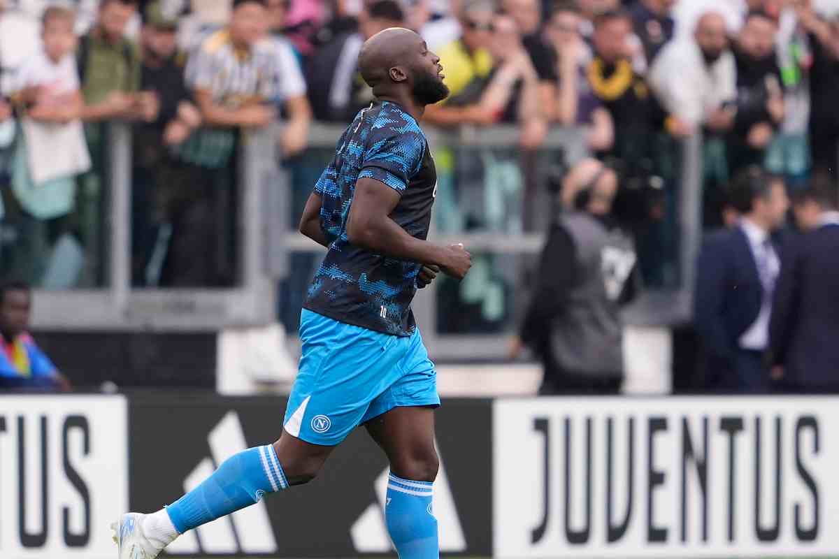 Duro contrasto con Lukaku: un big del Napoli dolorante nel riscaldamento