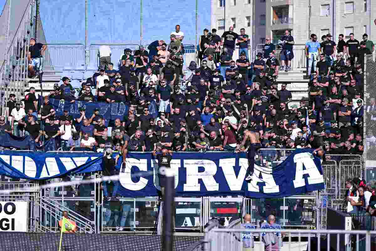 Cagliari-Napoli, lancio di fumogeni e oggetti: partita sospesa per qualche minuto