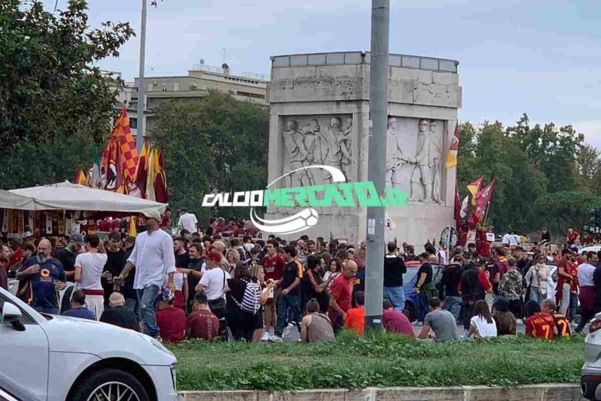 All’Olimpico parte la contestazione: “Chi ama la Roma entra mezz’ora dopo” | FOTO CM.IT 