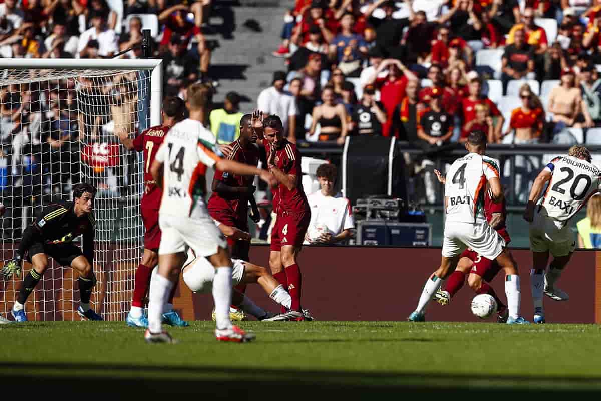 Roma-Venezia e il piccione sul gol di Pohjanpalo: cosa dice il Regolamento