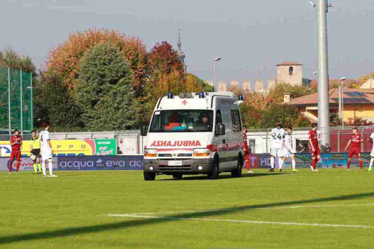 Gara sospesa per infortunio: ambulanza in campo