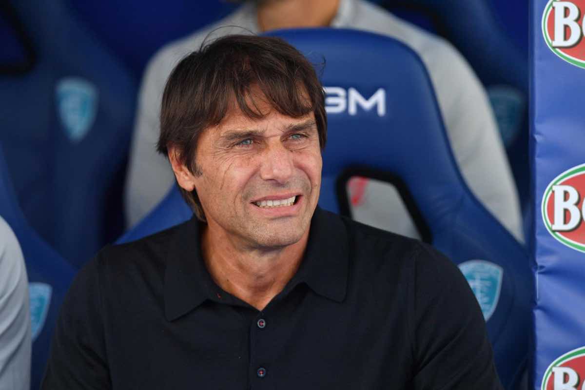 Antonio Conte seduto in panchina