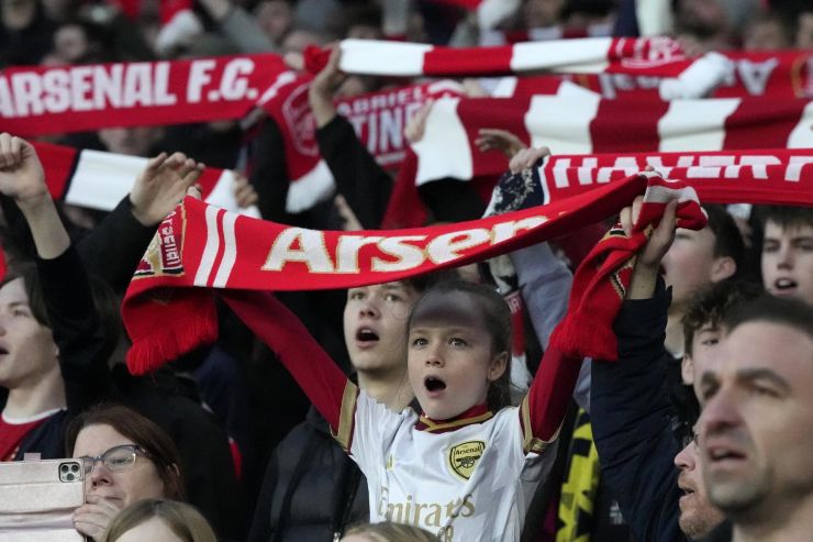 I tifosi dell'Arsenal con le sciarpe 