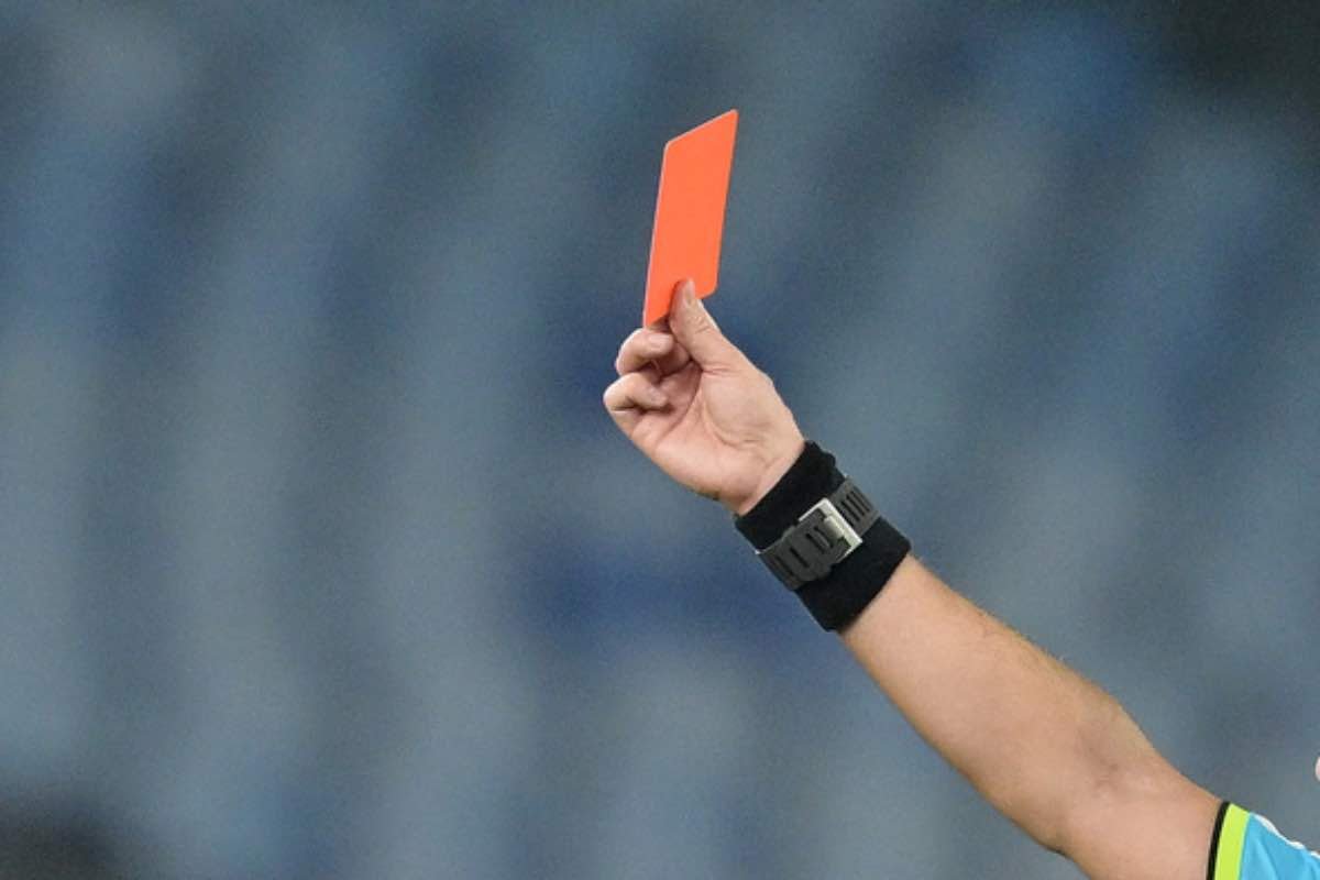 Maxi squalifica per insulti all'arbitro