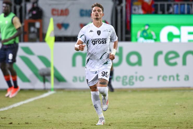 Sebastiano Esposito corre in campo