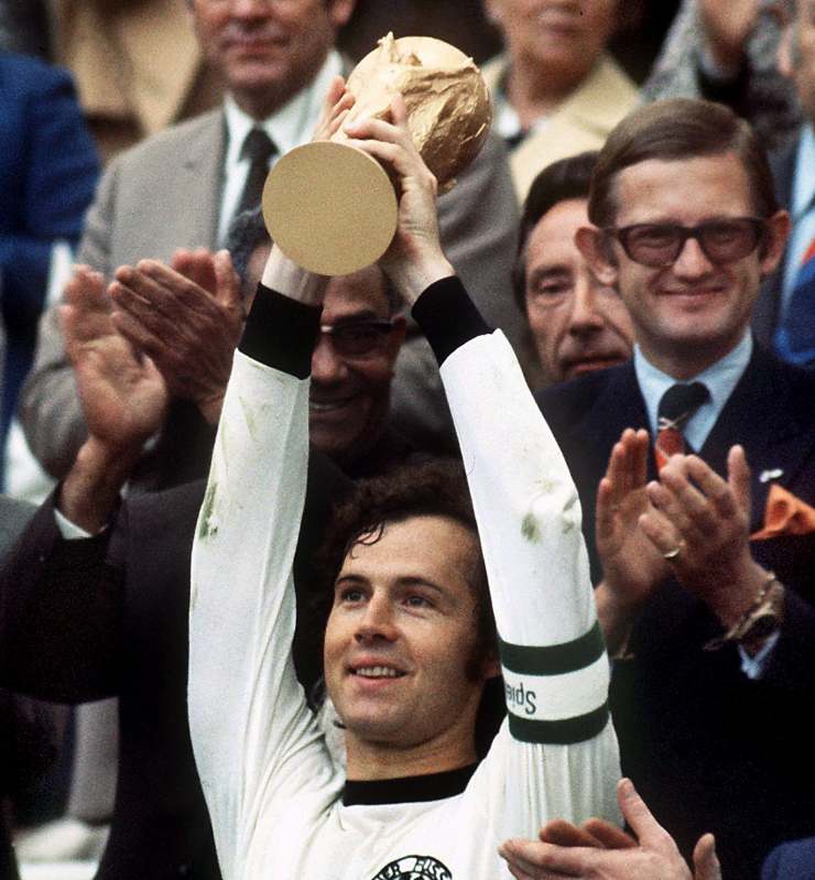 Franz Beckenbauer con la Coppa del Mondo 