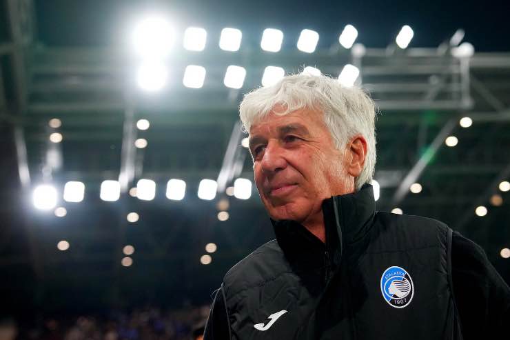 Gasperini sorride entrando in campo