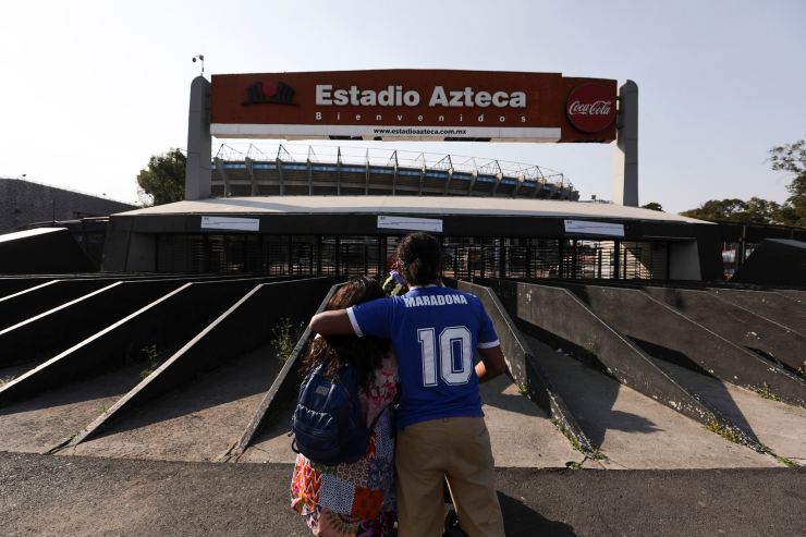 Lo stadio Azteca del Messico con due tifosi all'ingresso 