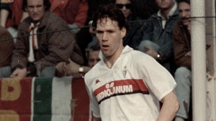 Marco van Basten in campo col Milan 