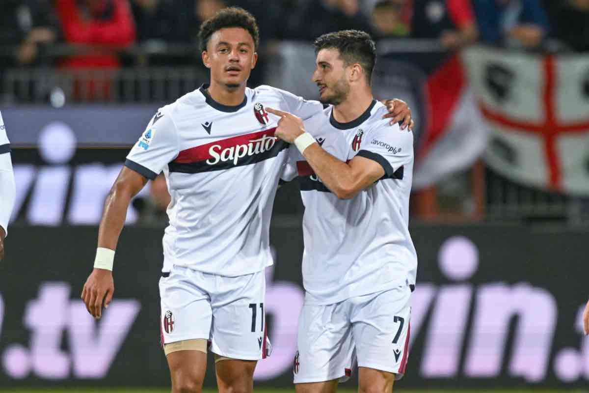 Orsolini e Ndoye esultano dopo il gol al Cagliari