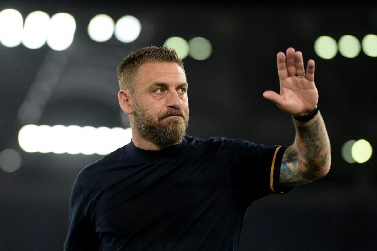 Daniele De Rossi saluta i tifosi della Roma