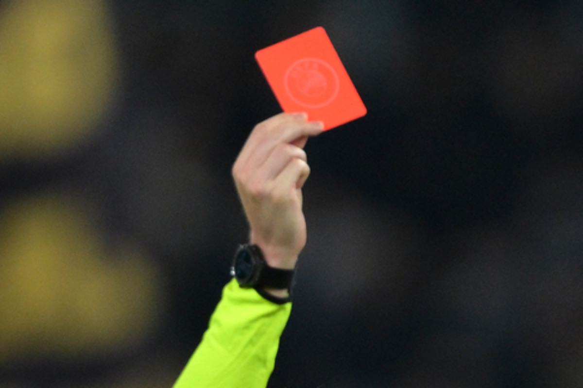 L’arbitro inventa un giallo, costretto ad annullare l’espulsione