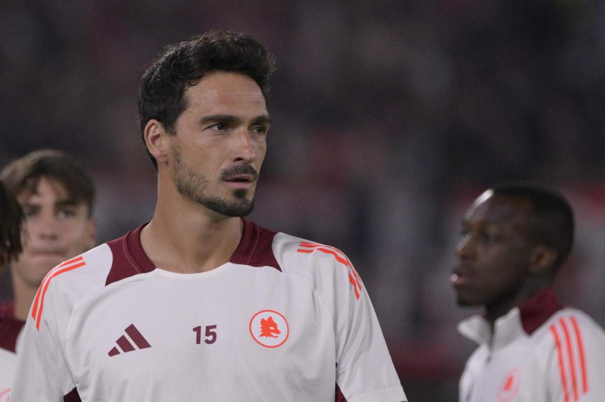 Roma Dinamo Kiev, Hummels ancora fuori: il riscaldamento e la reazione dei tifosi