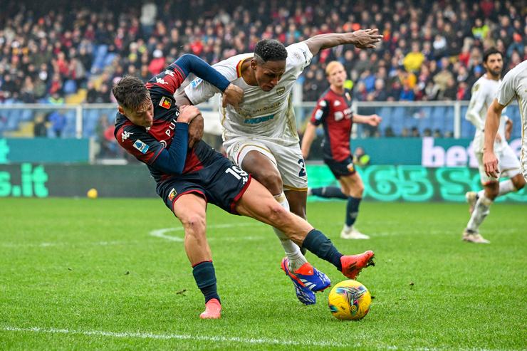 Mina e Pinamonti in contrasto in Genoa-Cagliari 2-2