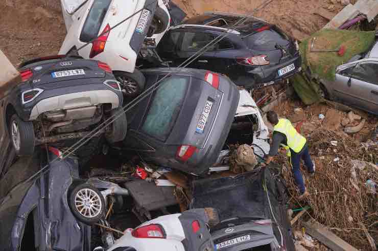 Auto accatastate nel fango a Valencia