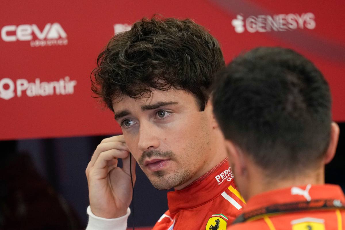 Charles Leclerc serio fuori dalla sua macchina