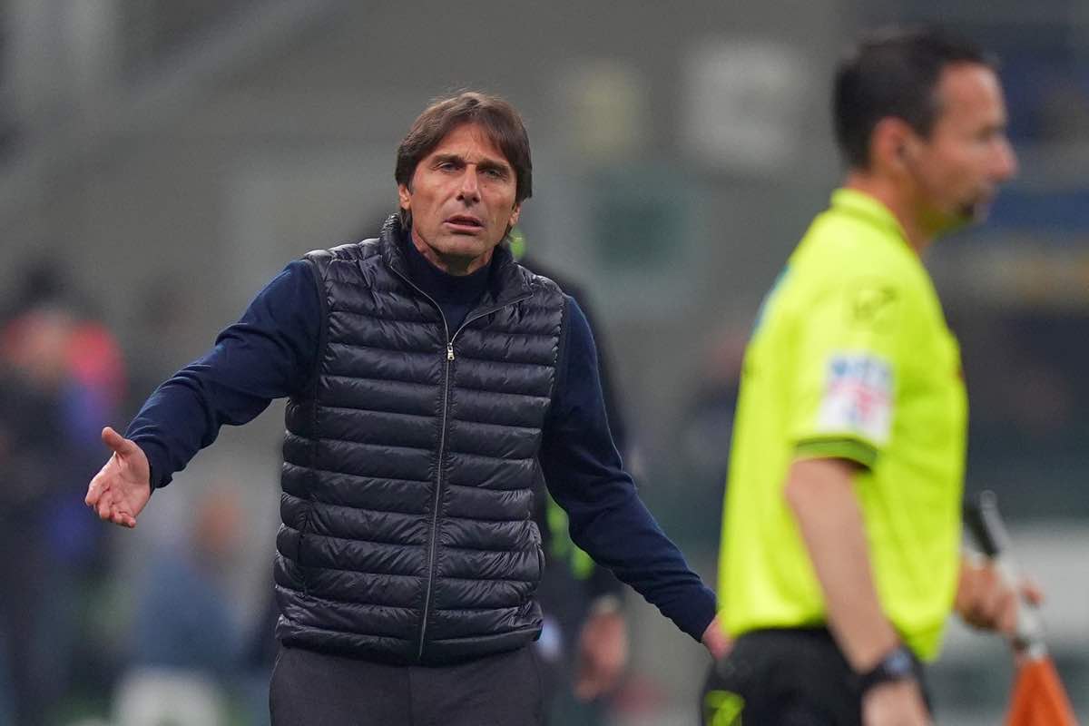 Conte protesta con il guardalinee