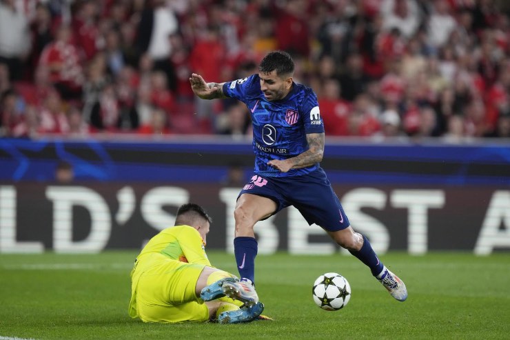 Correa salta il portiere in Benfica Atletico Madrid