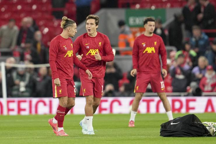 Chiesa durante il riscaldamento con il Liverpool