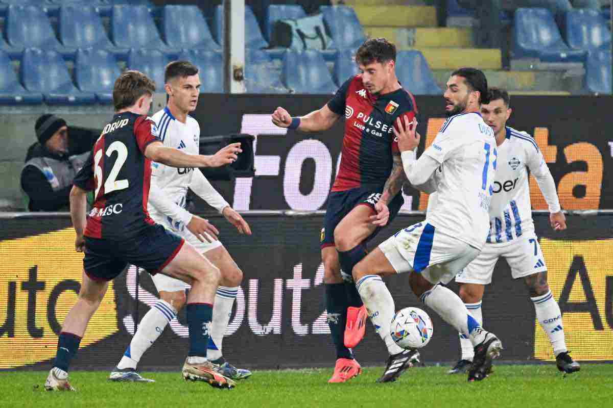 Guardalinee colpito, partita sospesa: Genoa Como nel caos