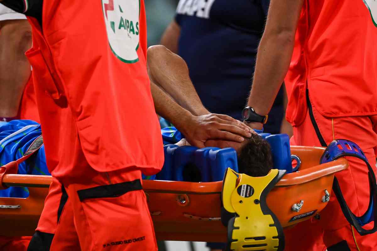 calciatore in lacrime esce dal campo in barella