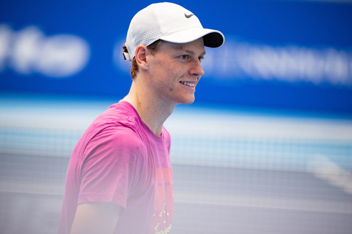 Jannik Sinner sorridente in campo