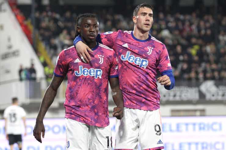 Kean e Vlahovic abbracciati con la maglia della Juve