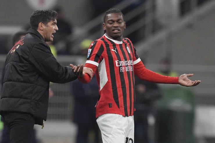 Leao discute con Fonseca in Milan-Juventus