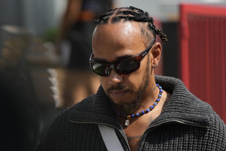 Lewis Hamilton a testa bassa 