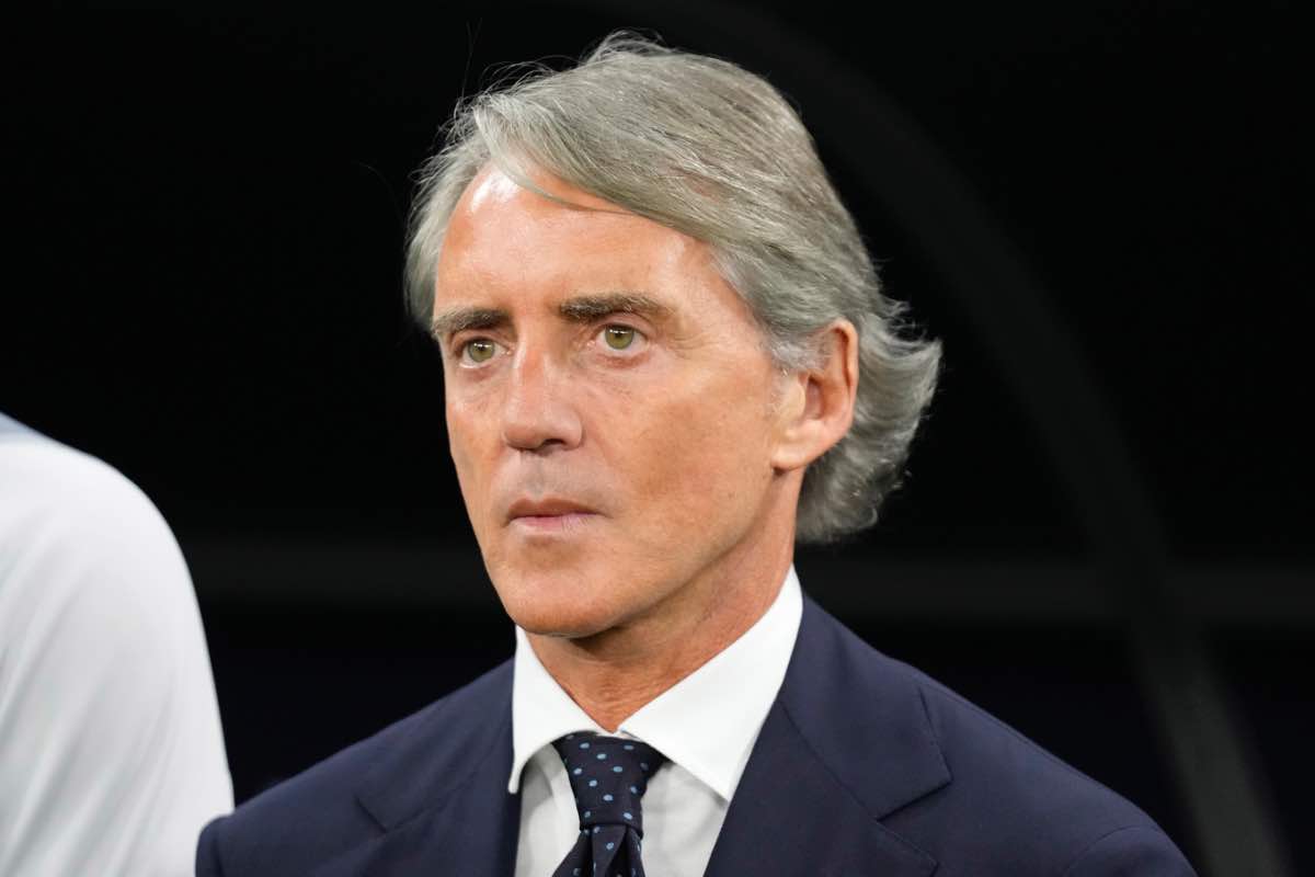 Roberto Mancini in piedi davanti la panchina