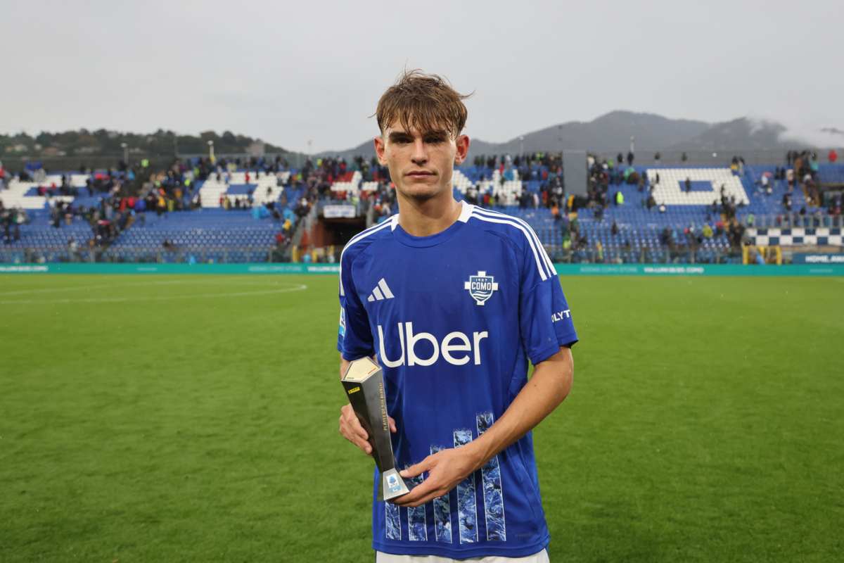 Nico Paz con il premio di MVP