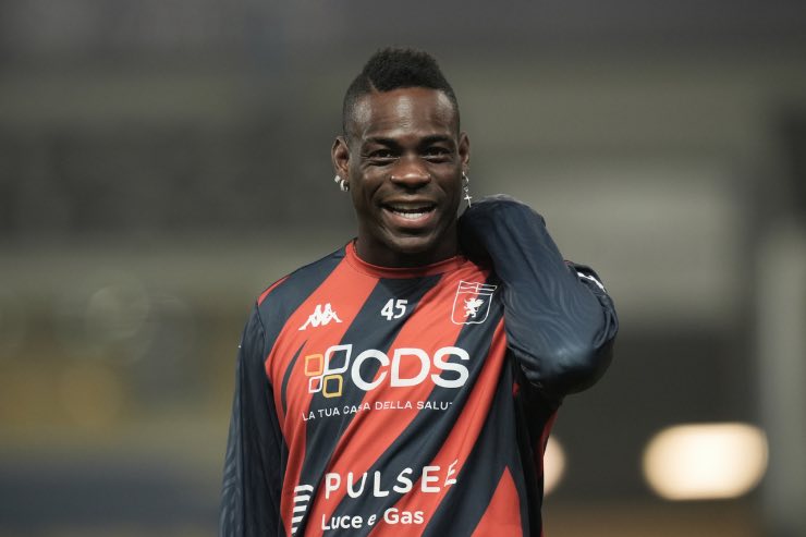 Balotelli sorride durante il riscaldamento