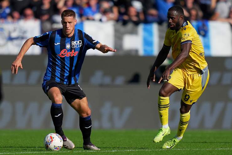 Pasalic porta il pallone