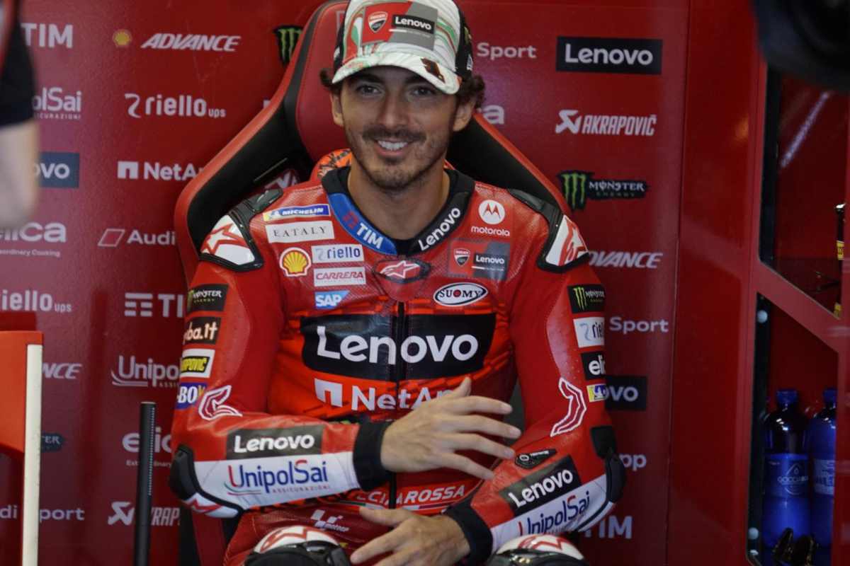 Pecco Bagnaia sorridente nel box