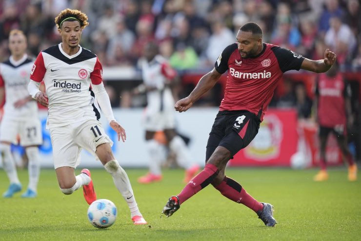 Tah in azione contro l'Eintracht Francoforte