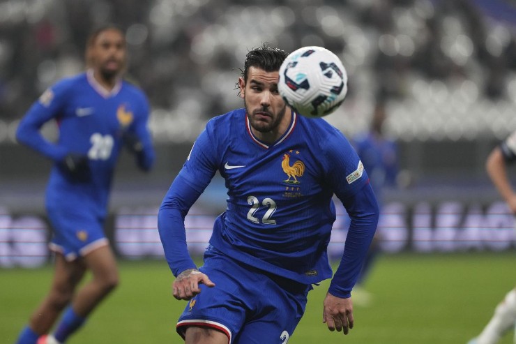 Theo Hernandez con la maglia della Francia rincorre il pallone