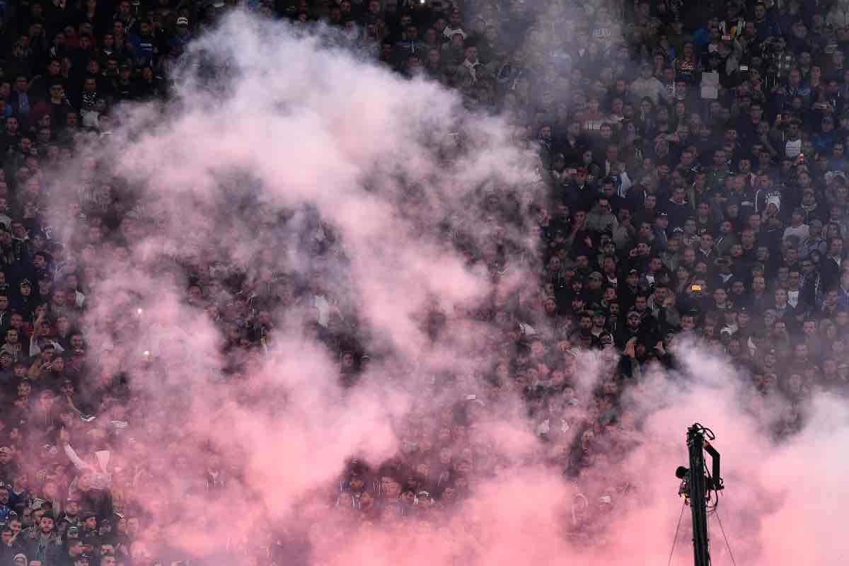 Vola di tutto in campo, UFFICIALE: partita sospesa