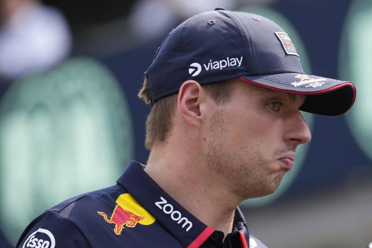 Verstappen contrariato fuori pista 