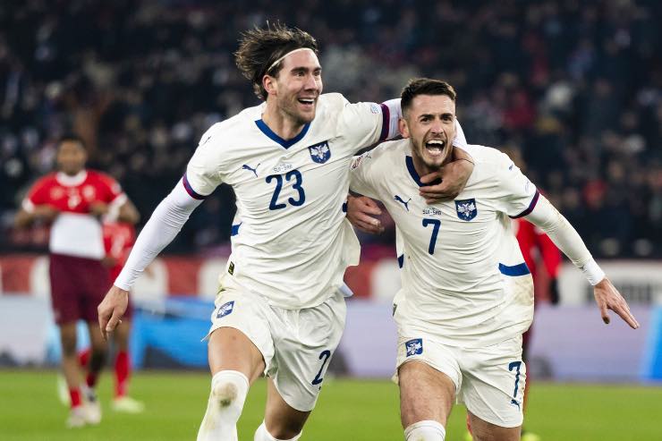 Vlahovic esulta con Terzic dopo il gol della Serbia