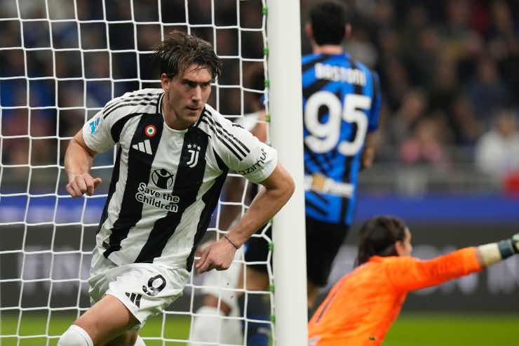 Vlahovic esulta dopo il gol in Inter-Juventus