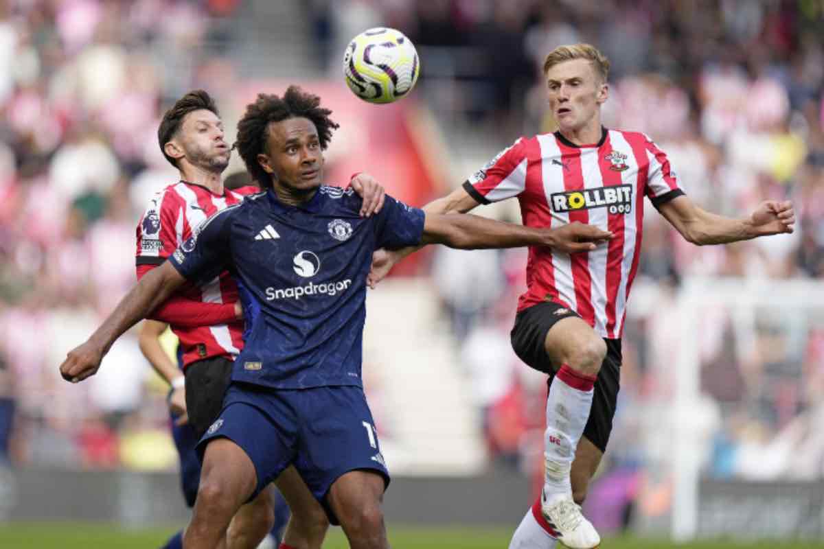 Zirkzee aspetta la palla in Southampton-Manchester United