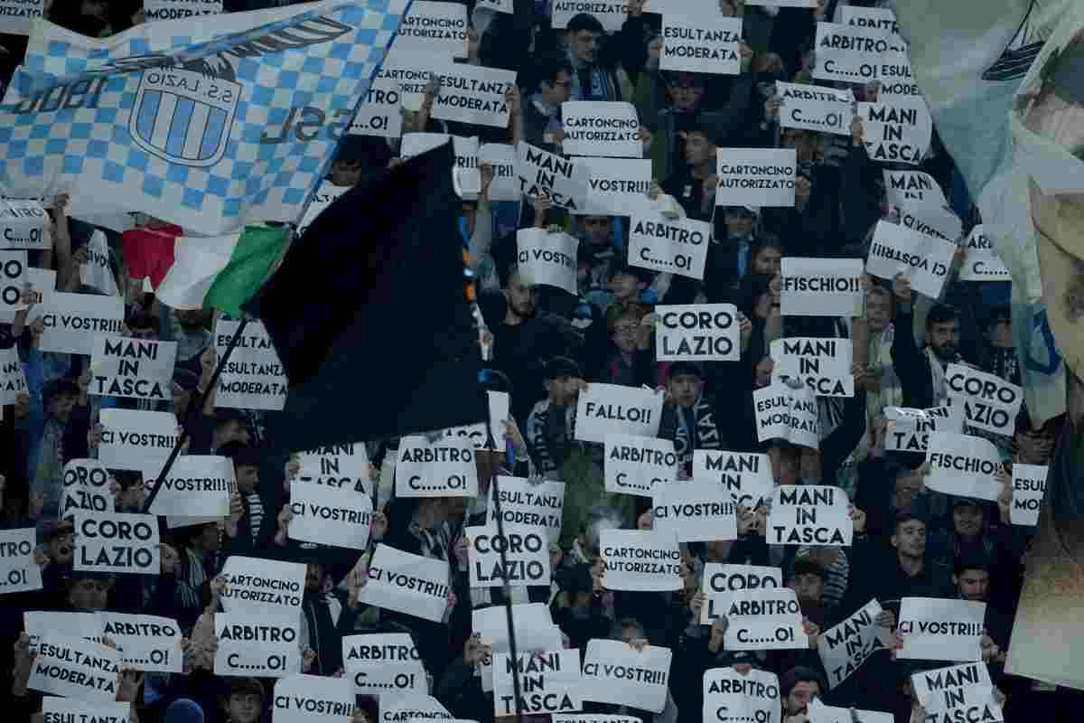 La protesta della Curva Nord in Lazio-Porto