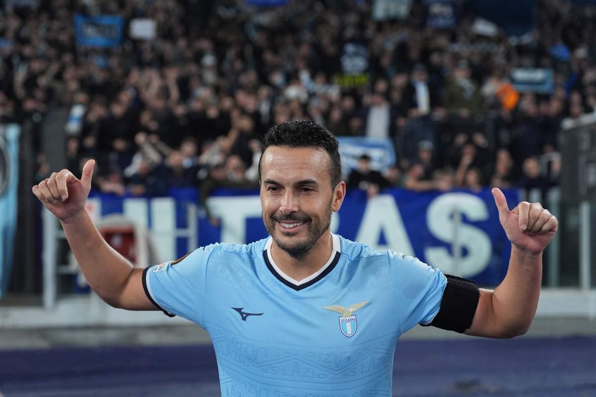 Lazio, i tifosi si godono Pedro e pungono la Roma: “Loro ti hanno tradito, noi…”