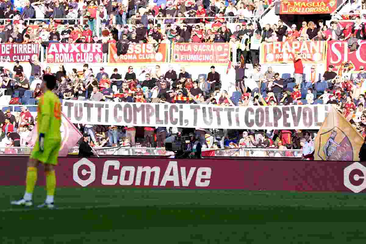 Striscione in Tribuna Tevere contro squadra e società durante Roma-Bologna