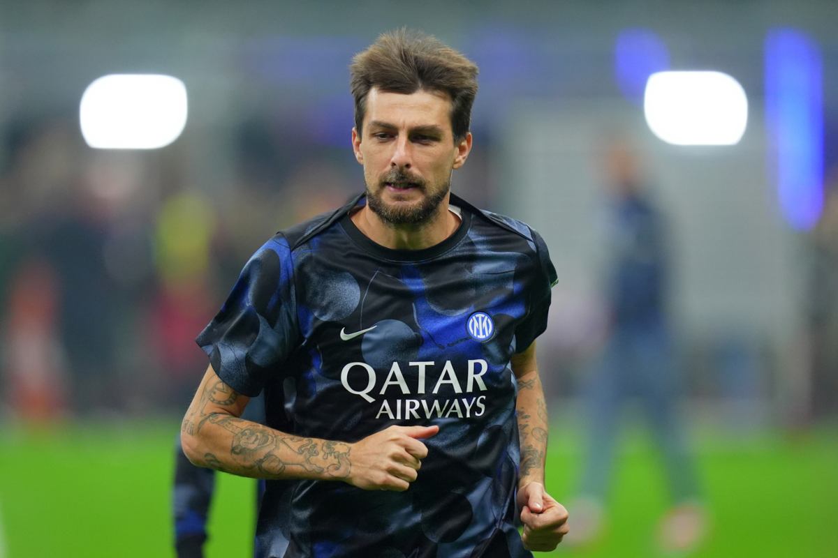 Francesco Acerbi con la maglia dall'allenamento dell'Inter in campo