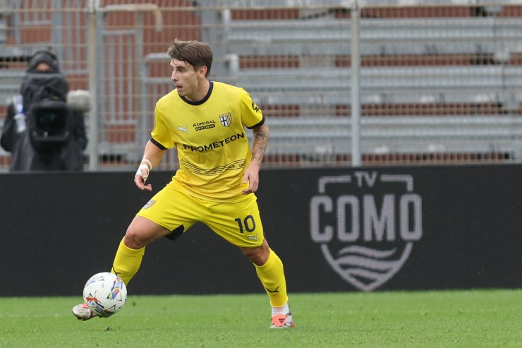 Adrian Bernabé del Parma mentre porta palla nello stadio del Como 