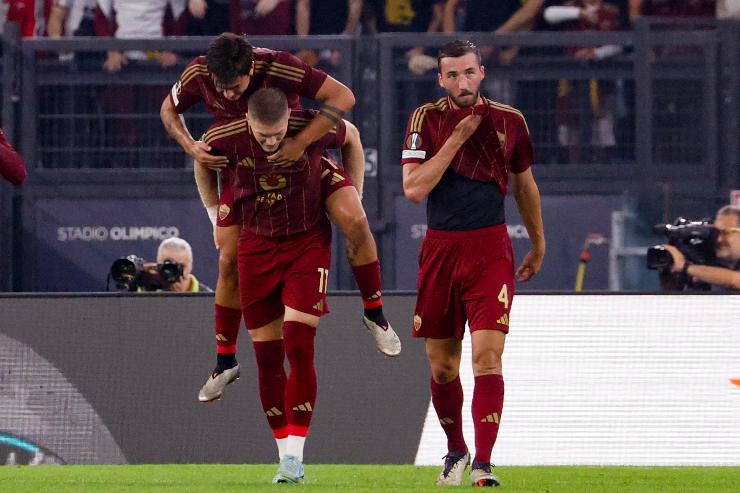 Dybala, Dovbyk e Cristante dopo un gol della Roma